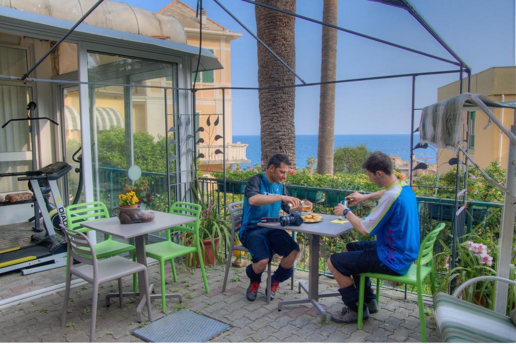 Hotel Deutsche Familien Finale Ligure Exterior foto