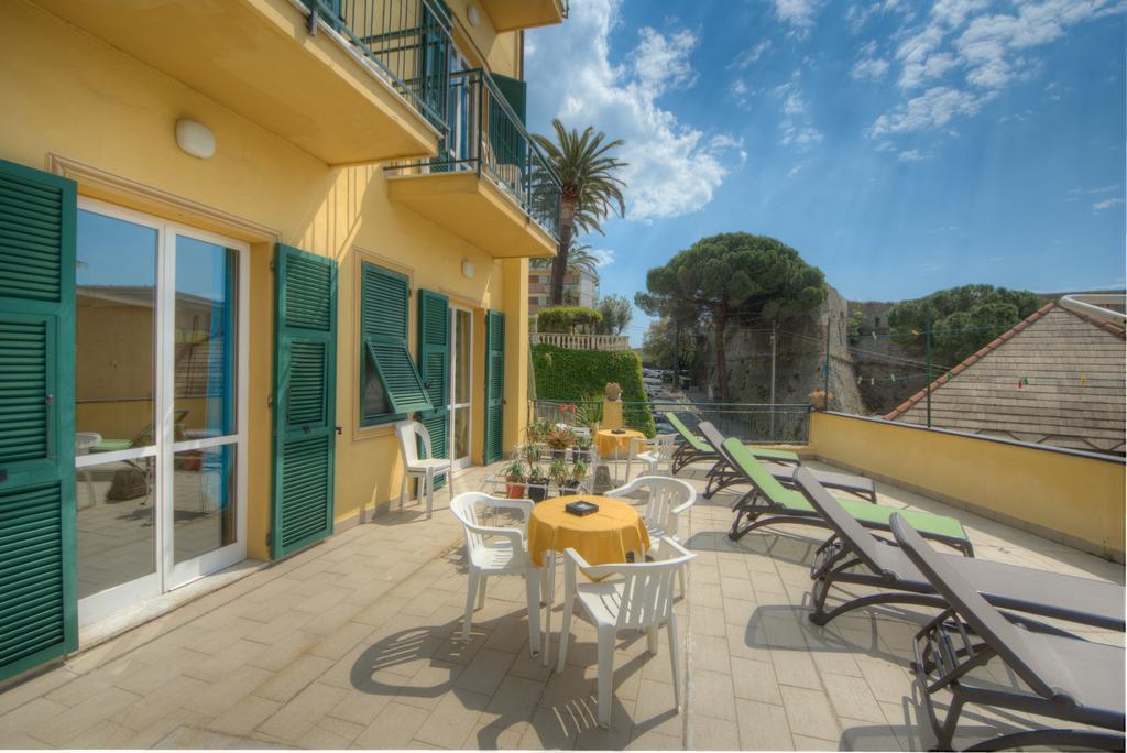 Hotel Deutsche Familien Finale Ligure Exterior foto