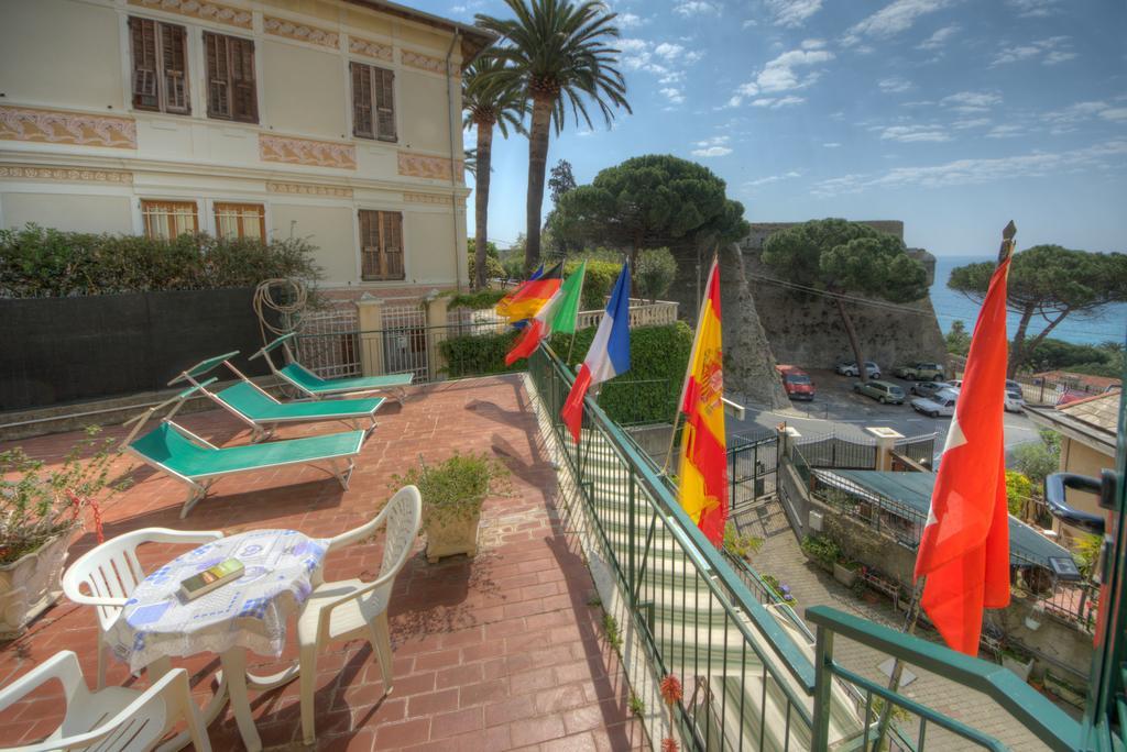 Hotel Deutsche Familien Finale Ligure Exterior foto