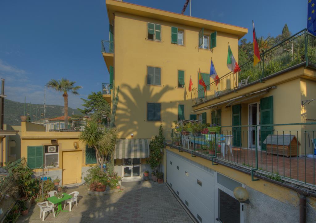 Hotel Deutsche Familien Finale Ligure Exterior foto